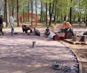 продолжаются работы по благоустройству Руднянского городского парка - фото - 4
